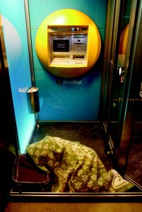 Foto de un transeunte durmiendo en un cajero