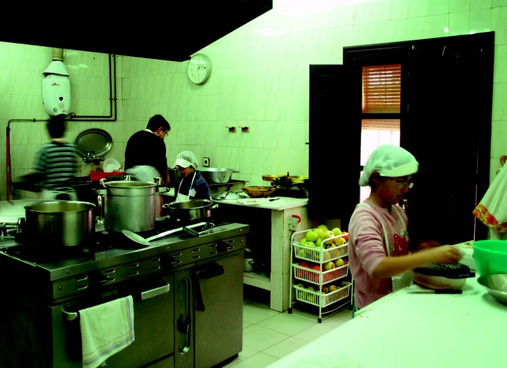 Los alumnos cocinan en la escuela