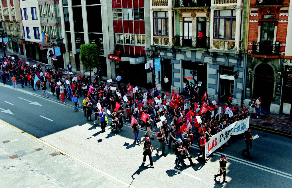 Los trabajadores se movilizaron activamente contra el cierre, denunciando la gestión empresarial. En la foto se manifiestan en Oviedo. Imagen de Mario Rojas