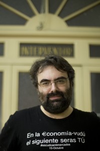 Amador Fernández Savater en Tabacalera, local autogestinado en Madrid. Foto / Isabel Permuy.