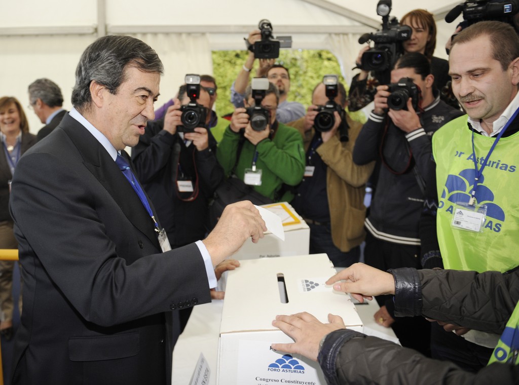 Francisco Álvarez-Cascos votando en una urna de cartón cuando fue elegido presidente de Foro Asturias en Pruvia. Fue la única ocasión que tuvieron para votar los militantes de Foro Asturias. Foto / Paco Paredes.