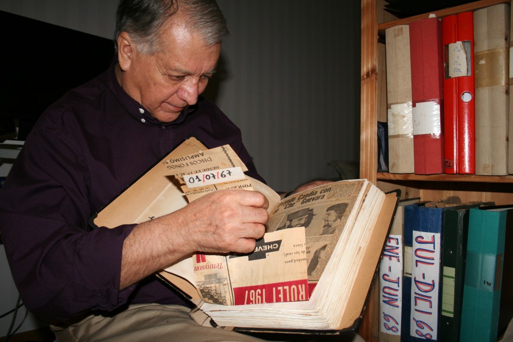 Humberto Vázquez con los recortes de su experiencia con Ernesto Ché Guevara.