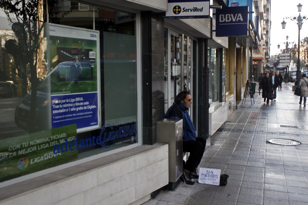 La crisis la aumentado la pobreza y las desigualdades. Un indigente pide limosna frente a unos bancos. Foto / Mario Rojas.