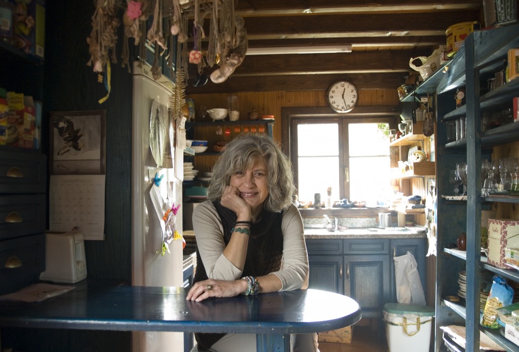 Ángeles Simón en su casa de Faro (Oviedo). Foto / María Arce.