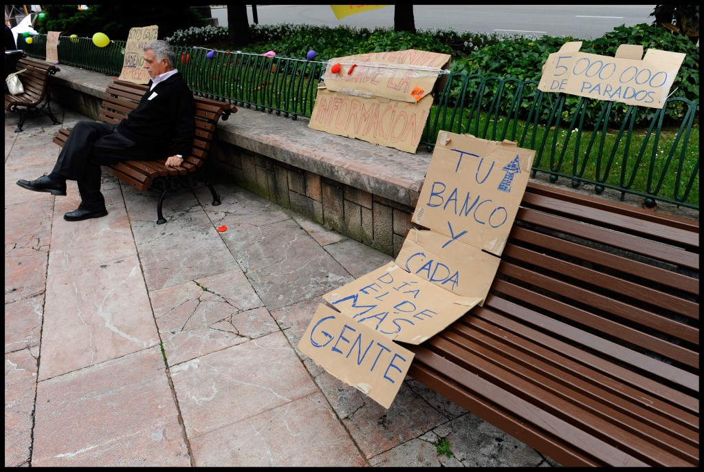 Hay bancos para ricos y bancos para pobres desocupados. Foto / Eloy Alonso.