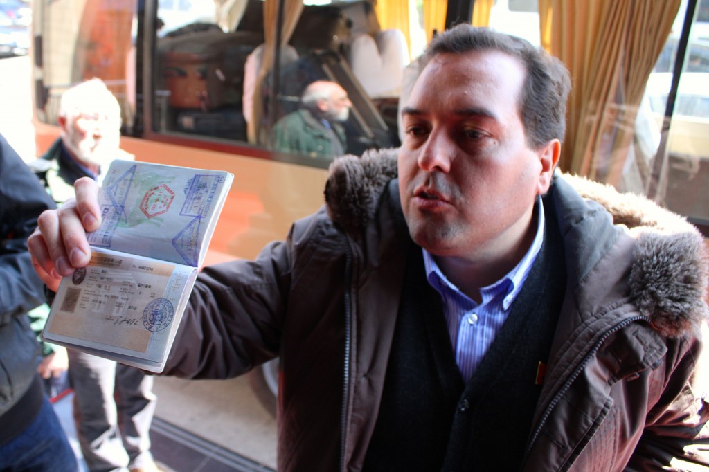 Cao de Benós muestra su pasaporte. Foto / Rita Álvarez Tudela.