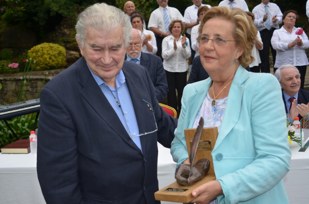 El poeta Antonio Gamoneda entrega el premio a la ganadora del décimo y último certamen de sonetos de Buelles, Isabel Reyes. Foto / Francisco José López Maya.