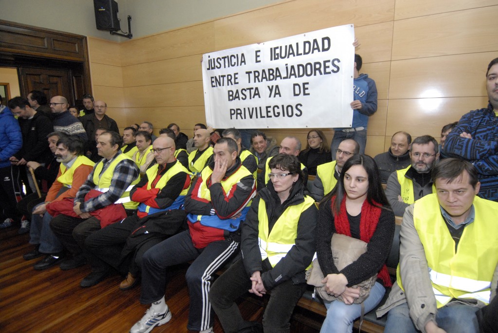 Protesta de policías locales por los sobresueldos durante un pleno en el Ayuntamiento de Langreo. Foto / Fernando Geijo.