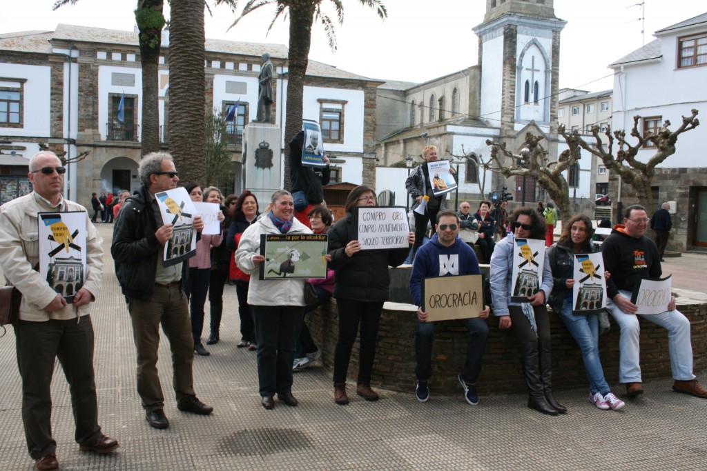 Manifestación en Tapia contra la mina de oro durante la constitución del nuevo Ayuntamiento. Foto / Tania Cascudo.