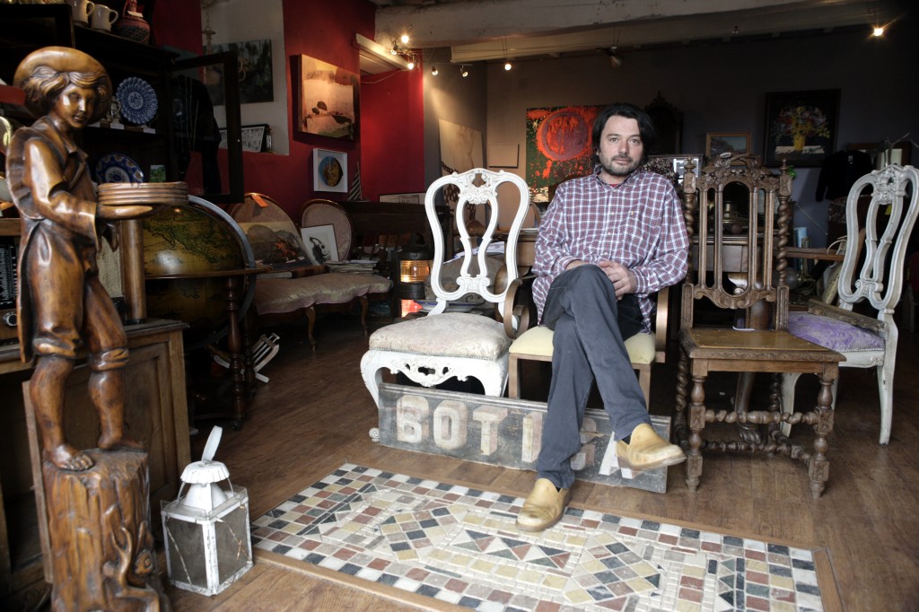 Gonzalo Nicieza en Ópera Omnia, su galería de arte y antigüedades, además de restaurante. Foto / Vicente Díaz Peñas.