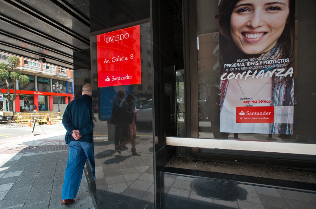 Oficina del Banco Santander en la Avenida de Galicia de Oviedo, donde Manuel Menéndez y su esposa ingresaron dos millones de euros. Foto / Iván Martínez.