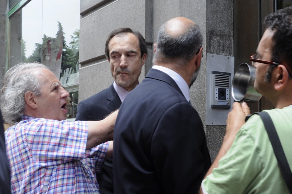 Manuel Menéndez soportando un escrache en Oviedo. Foto / Jesús Díaz.
