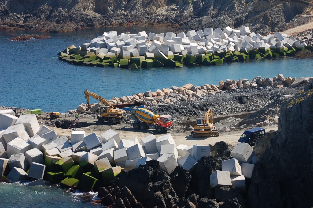 Obras en el puerto de Puerto de Vega.