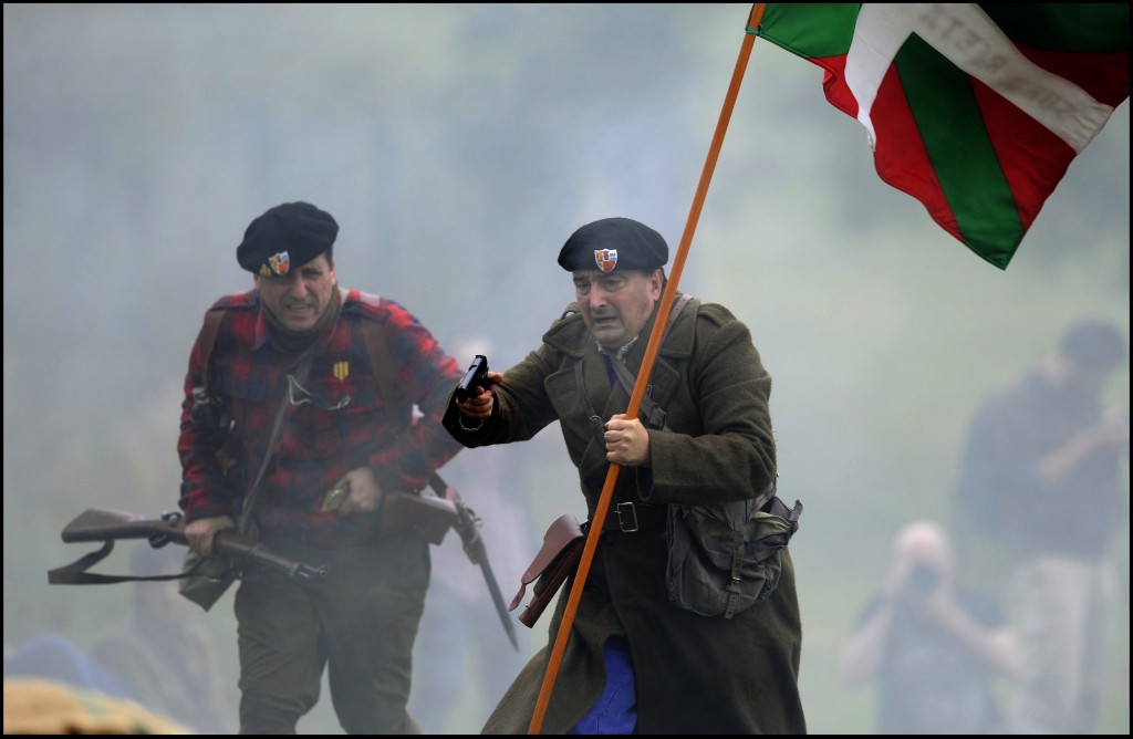 Aitor Esteban, portavoz del PNV en el Congreso, pistola en mano y con la ikurriña el pasado sábado en Grullos (Asturias). Foto  / Eloy Alonso.
