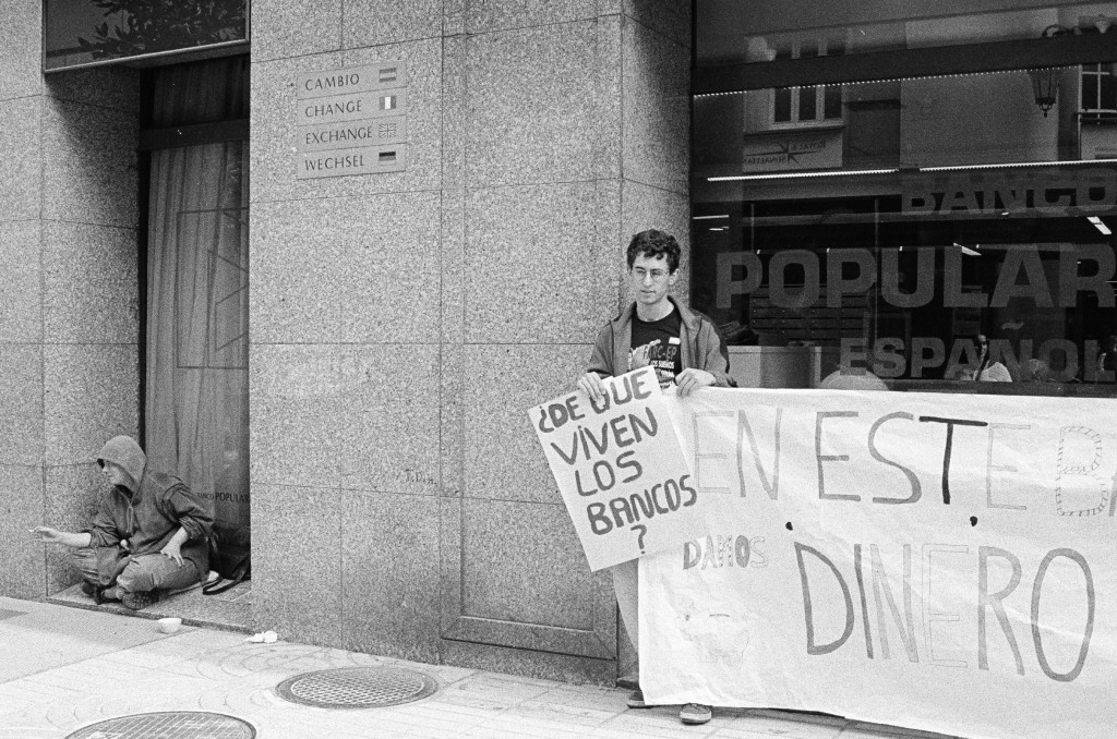 Protesta ante una sucursal bancaria. Foto / María Arce.