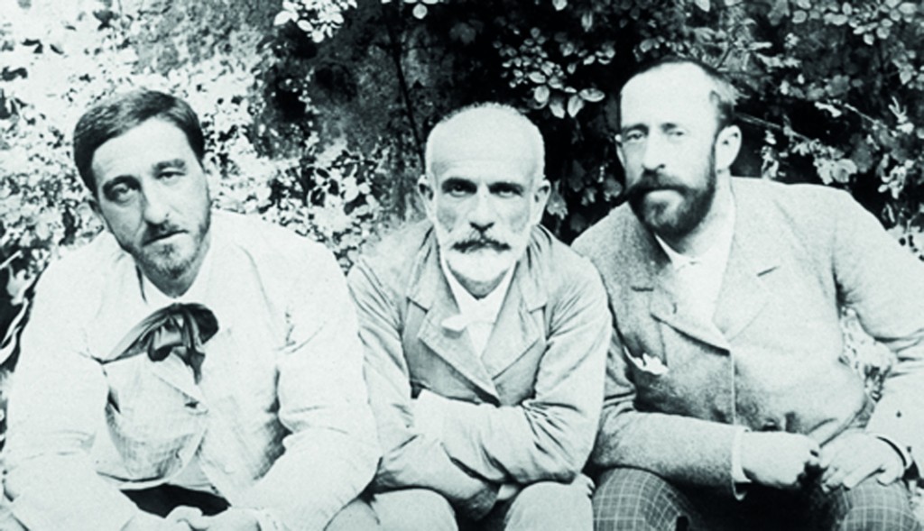 El fundador de la ILE, Francisco Giner de los Ríos (centro), junto a Manuel Bartolomé Cossío (izquierda) y Ricardo Rubio (derecha).