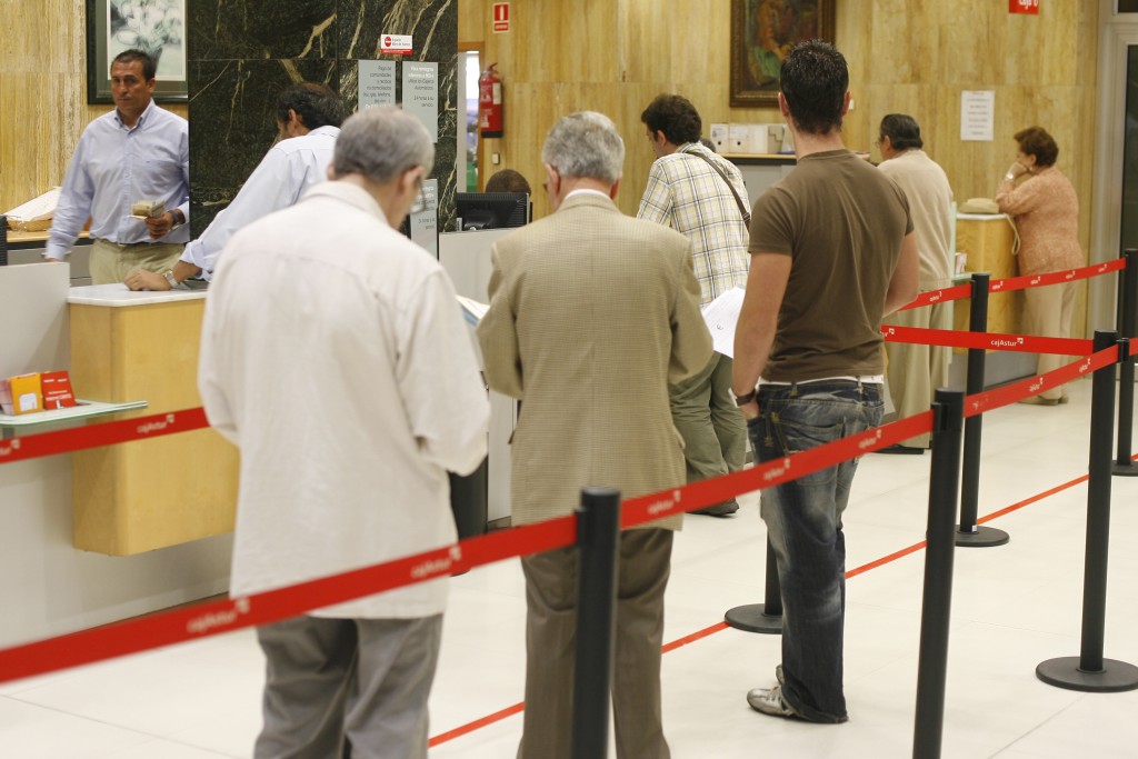 Colas en un banco, una escena cada vez más cotidiana por falta de personal. Foto / Mario Rojas.