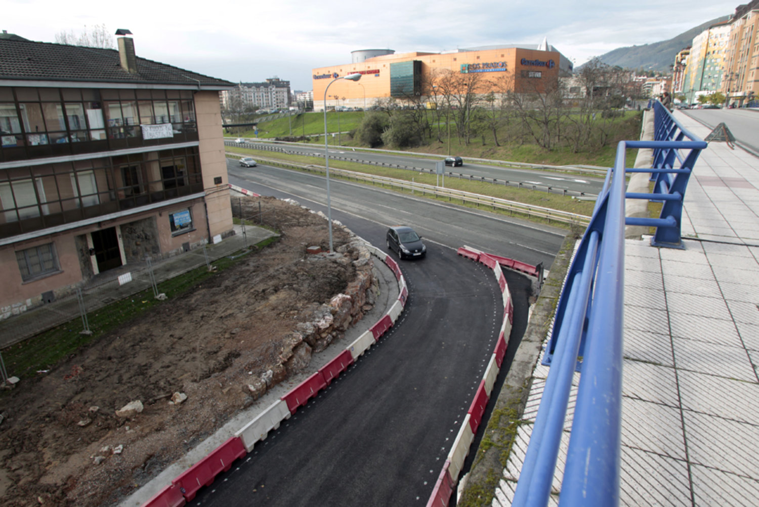 El acceso a la autovía en Ventanielles cuando estaba en obras. Se observa cómo los vecinos soportan a los coches pegados a sus viviendas. Foto / Mario Rojas.