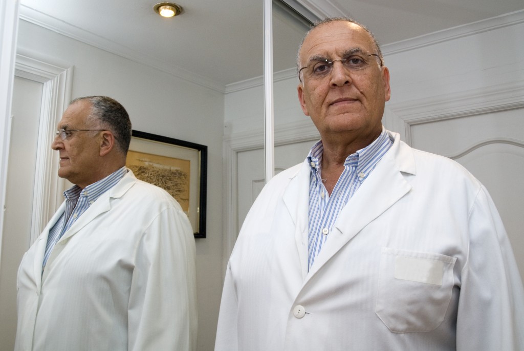 El doctor Safwan Escaf, en su consulta privada en Oviedo. Foto / María Arce.