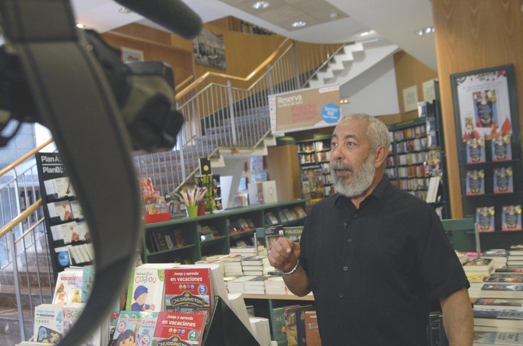 Padura durante la entrevista, en la Casa del Libro de Gijón. Foto / Juan González.
