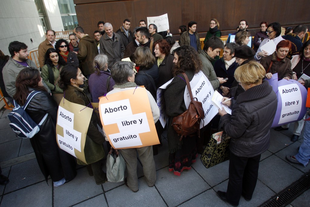 Concentración contra la reforma de la ley del aborto en Oviedo. Foto / Mario Rojas.