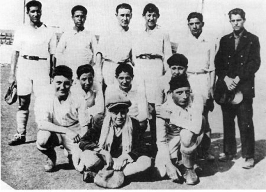 Albert Camus en 1930, cuando era portero de un equipo de fútbol en Argel (en el centro con gorra).