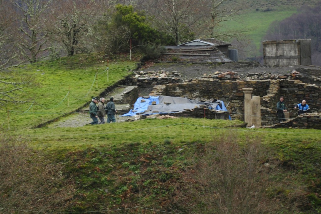 El arqueólogo Ángel Villa accede al castro acompañado por un letrado del Principado y por una patrulla de la Guardia Civil. Foto / Salvador Rodríguez.