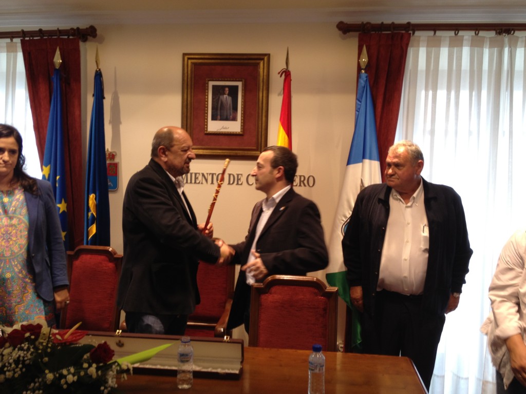 Francisco González cede el bastón de mando a Gabriel López. Fue el inicio de la crisis municipal. Foto de Sara Arias cedida por La Nueva España.