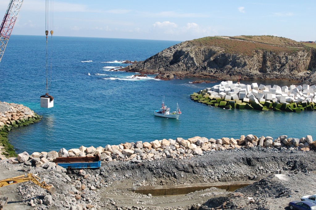 Obras en el puerto de Puerto de Vega.