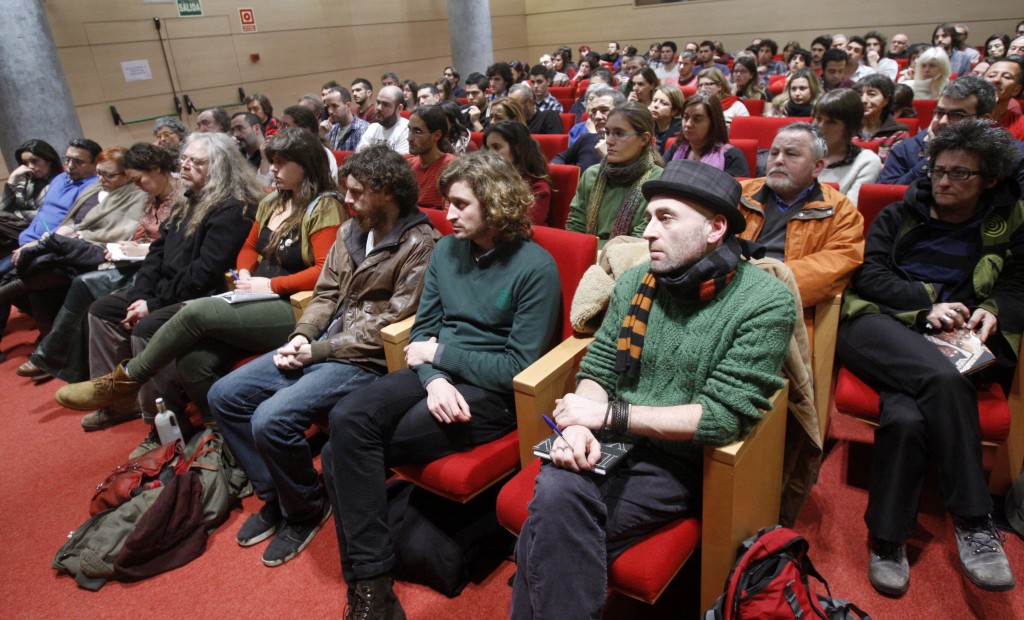 La iniciativa PODEMOS ha recogido 50.000 firmas en apenas 24 horas. En la fotografía, público asistente a su presentación en Oviedo. Foto / Pablo Lorenzana.