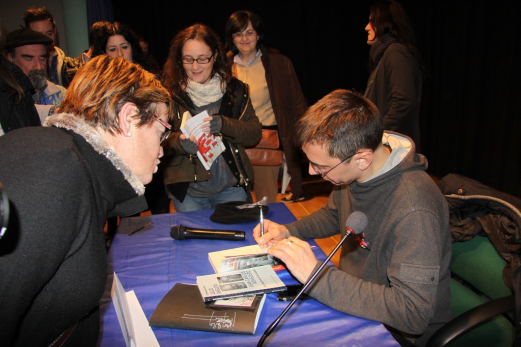 Juan Carlos Monedero firma su libro tras su intervención en Cudillero. Foto / Isabel Gómez.