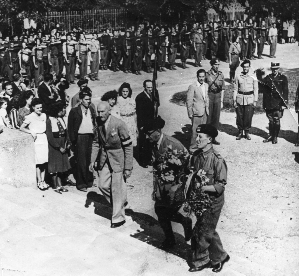 Luis y José Vitini en 1944 en Francia, donde tienen un gran reconocimiento, en contraste con España.