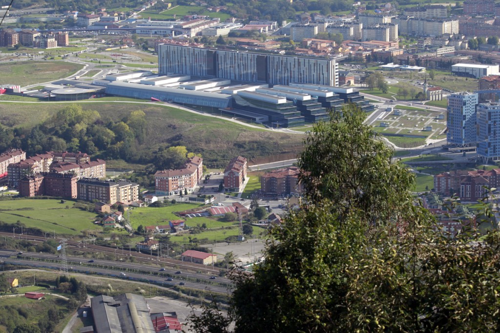 El nuevo hospital de La Cadellada desde el monte Naranco de Oviedo. Foto / Mario Rojas.