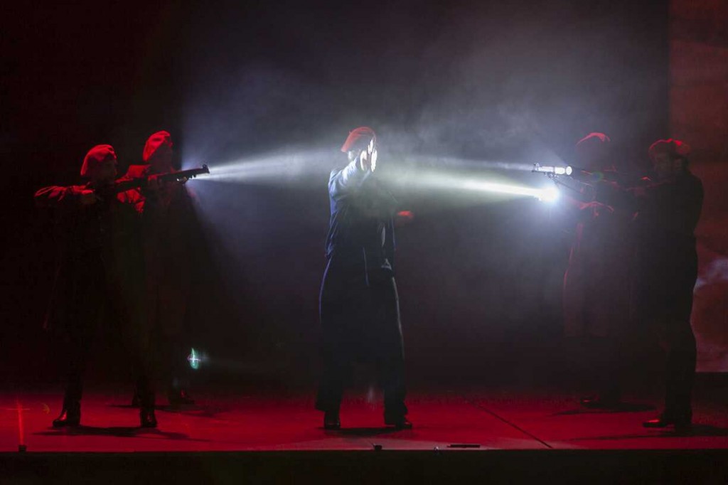Sobre la escena se libra el fuego cruzado entre progresistas y conservadores. En la foto, representación en Oviedo de "Ainadamar", una ópera del siglo XXI. Foto / Ópera de Oviedo.