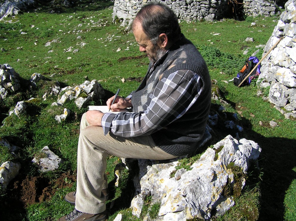 El antropólogu Adolfo García trabayando nel campu.
