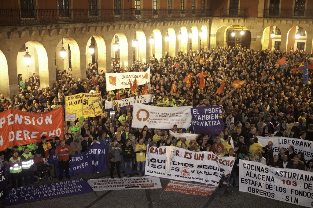 Cerca de 10.000 personas acudieron a la convocatoria en Gijón del Frente Obrero. Foto / Marcos León.