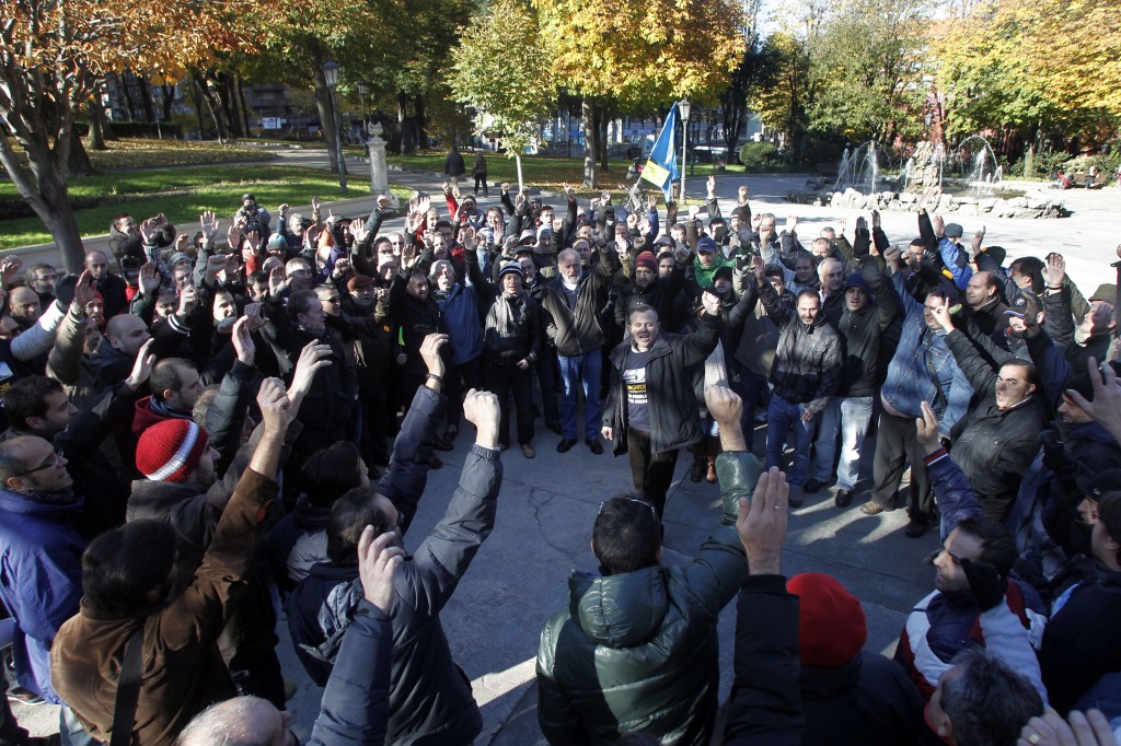 Asamblea en plena calle, en Oviedo, de los trabajadores de Tenneco. Foto / Mario Rojas.