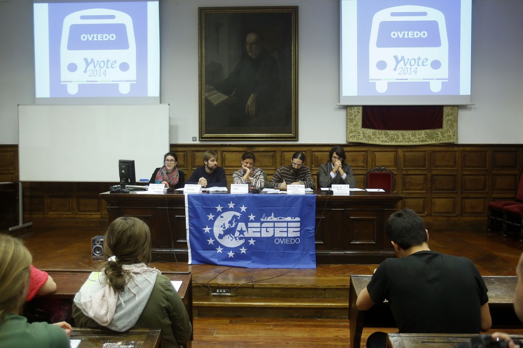 Representantes de cuatro pequeñas formaciones debatieron de Europa en un acto organizado por AEGEE en la Universidad de Oviedo. Foto / Pablo Lorenzana.