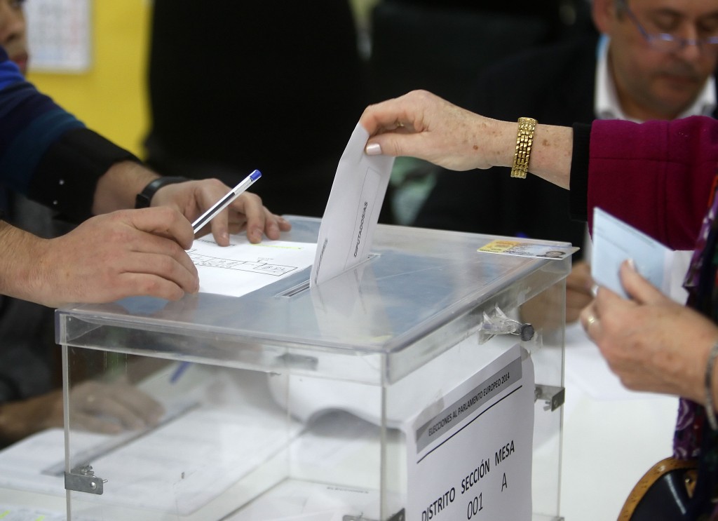 Votación ayer en un colegio electoral en Asturias. Foto / Pablo Lorenzana.