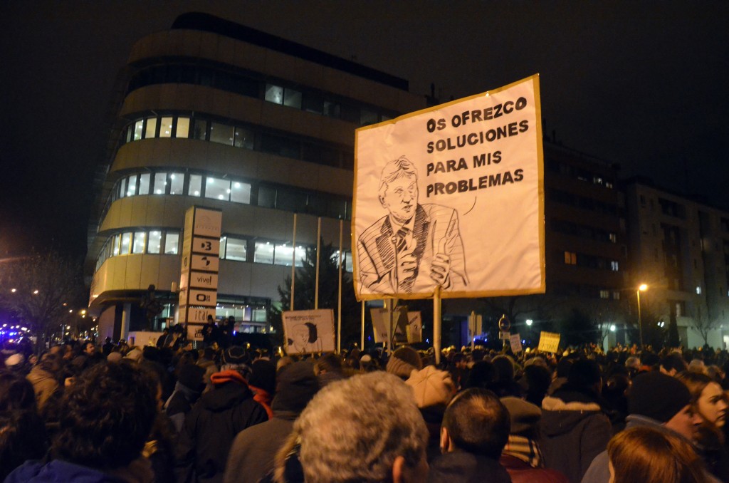 Manifestación frente a la sede del "Diario de Burgos" y de la constructora de Méndez Pozo, al que alude la pancarta. Foto / Javier Bauluz.