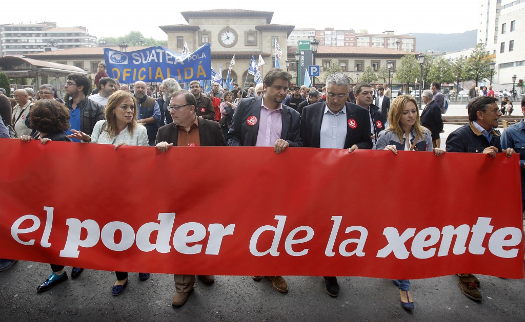La plana mayor de IU, con Ángela Vallina y Manuel González Orviz al frente, estuvo presente en la marcha por la cooficialidad del asturiano con una pancarta propia. Foto / Pablo Lorenzana.