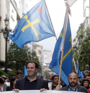 A la izquierda, el diputado de Amaiur Jon Iñárritu. Foto / Pablo Lorenzana.