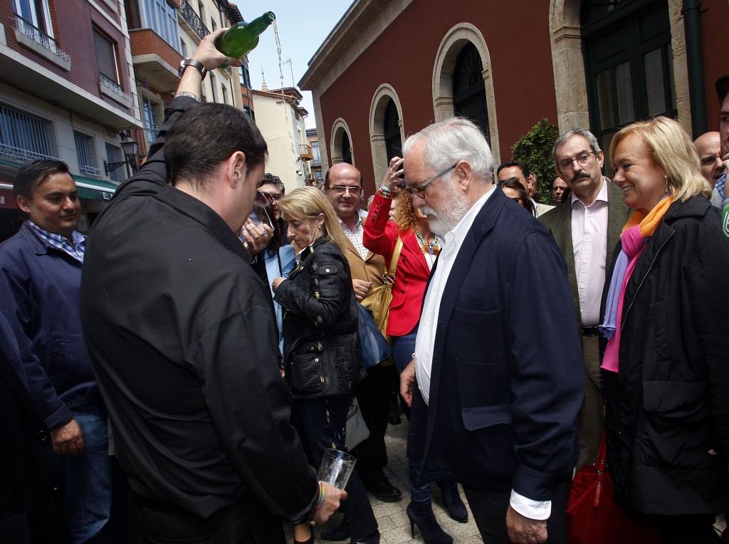 El candidato Cañete, agasajado con un "culete" en Oviedo. Foto / Pablo Lorenzana.