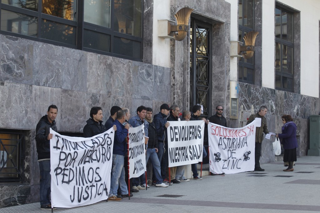 Los contaminados en Asturiana de Zinc, protestando ante la sede del Sespa en Oviedo. Foto / Mario Rojas.
