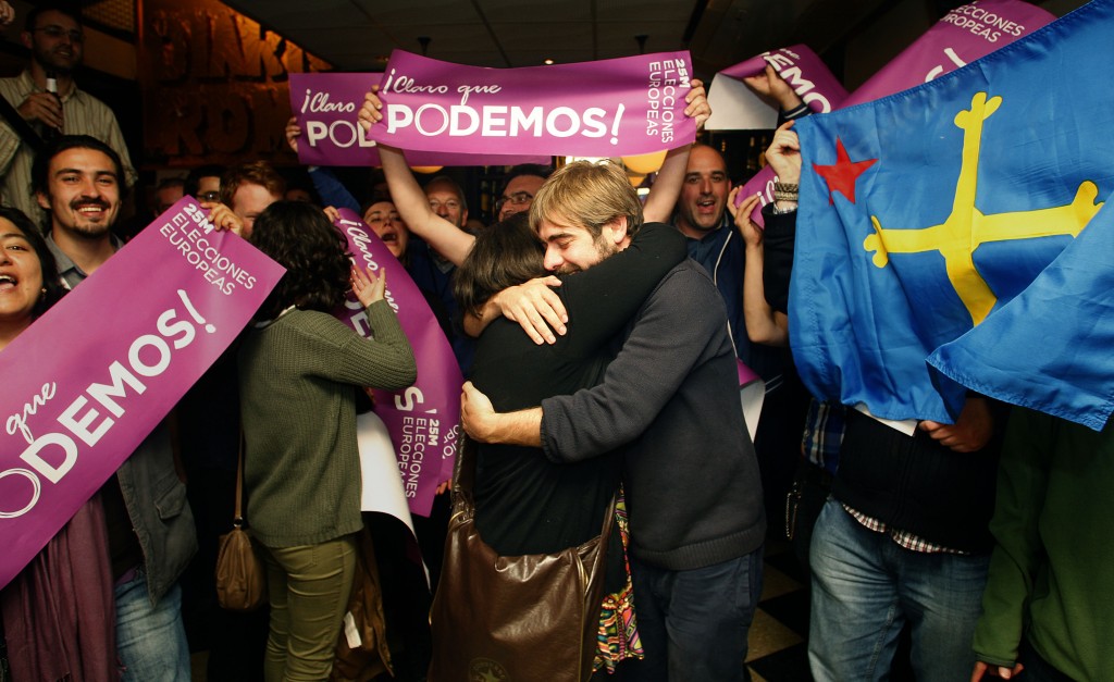 Podemos tuvo en Asturias los mejores resultados de todo el Estado. Candidatos y seguidores los celebran en Oviedo en la noche electoral. Foto / Pablo Lorenzana.