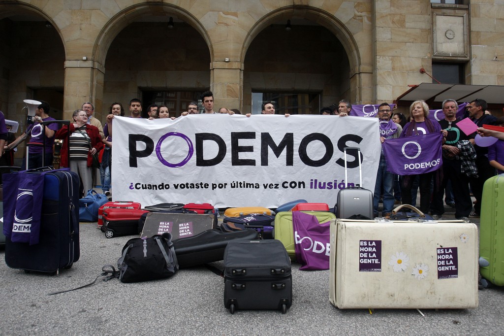 Podemos inició la campaña electoral en Asturias con una manifestación desde la estación de Oviedo con jóvenes cargados de maletas, denunciando el éxodo juvenil. Foto / Pablo Logrezana.
