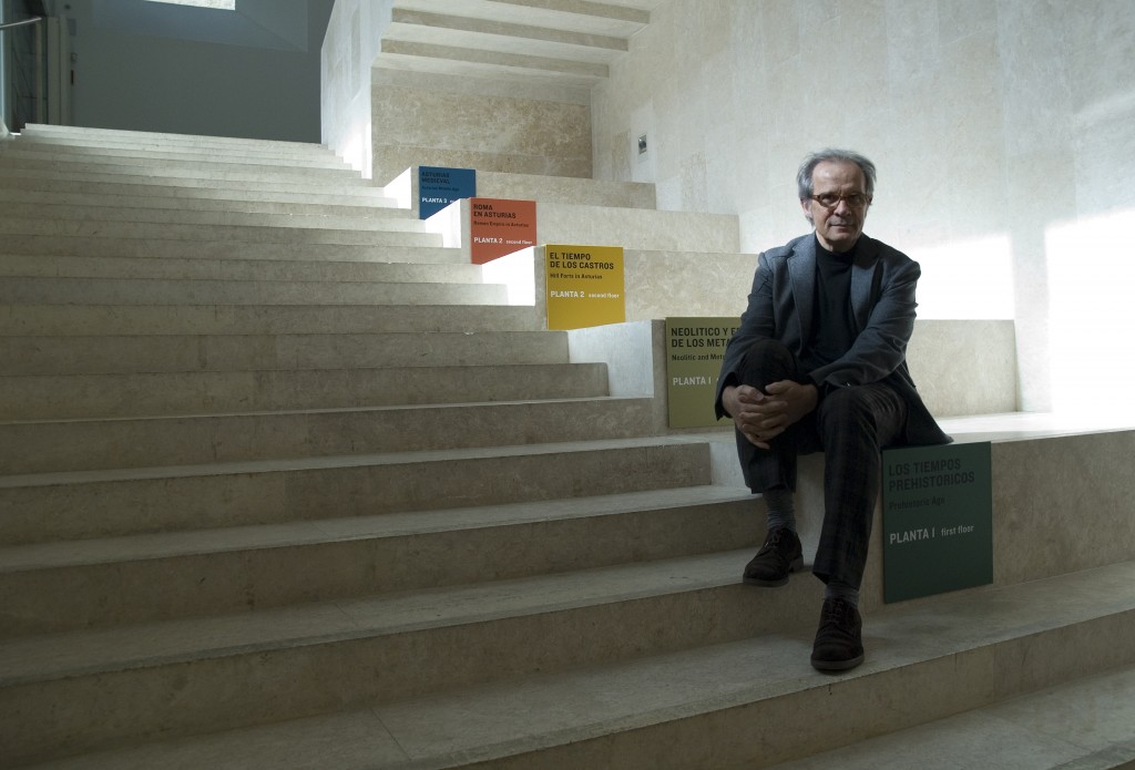 Adolfo Rodríguez Asensio, director general de Patrimonio del Principado, durante la entrevista en el Museo Arqueológico de Asturias. Foto / María Arce.