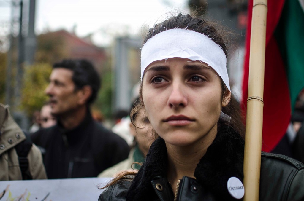 Mujer en las protestas contra el Gobierno en Bulgaria a principios de 2013. Foto / Clara Palma.