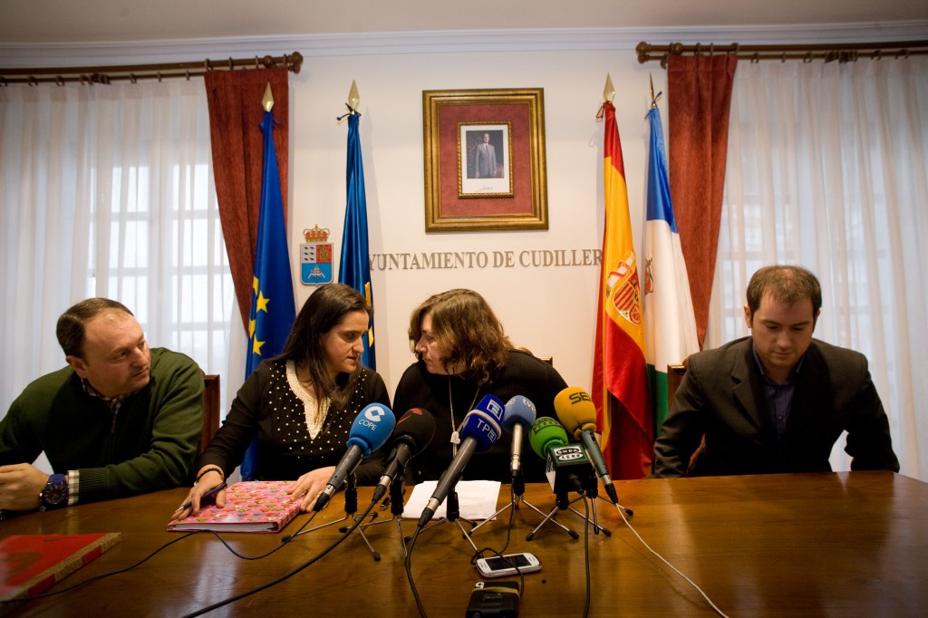 La secretaria municipal de Cudillero, Paula Fernández, habla con la alcaldesa, Olga Fernández, en un reciente pleno. Foto / Ricardo Solís.