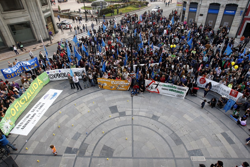 Manifestación en Uviéu pola oficialidá de la llingua asturiana nel cabero Día de Les Lletres en mayu. Semeya / Pablo Lorenzana.